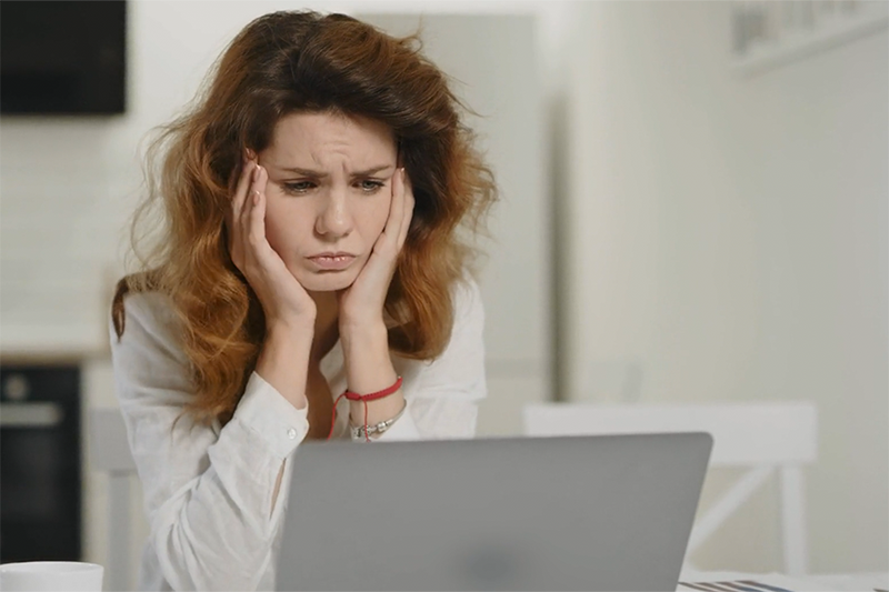 mujer con ansiedad y estrés por el coronavirus